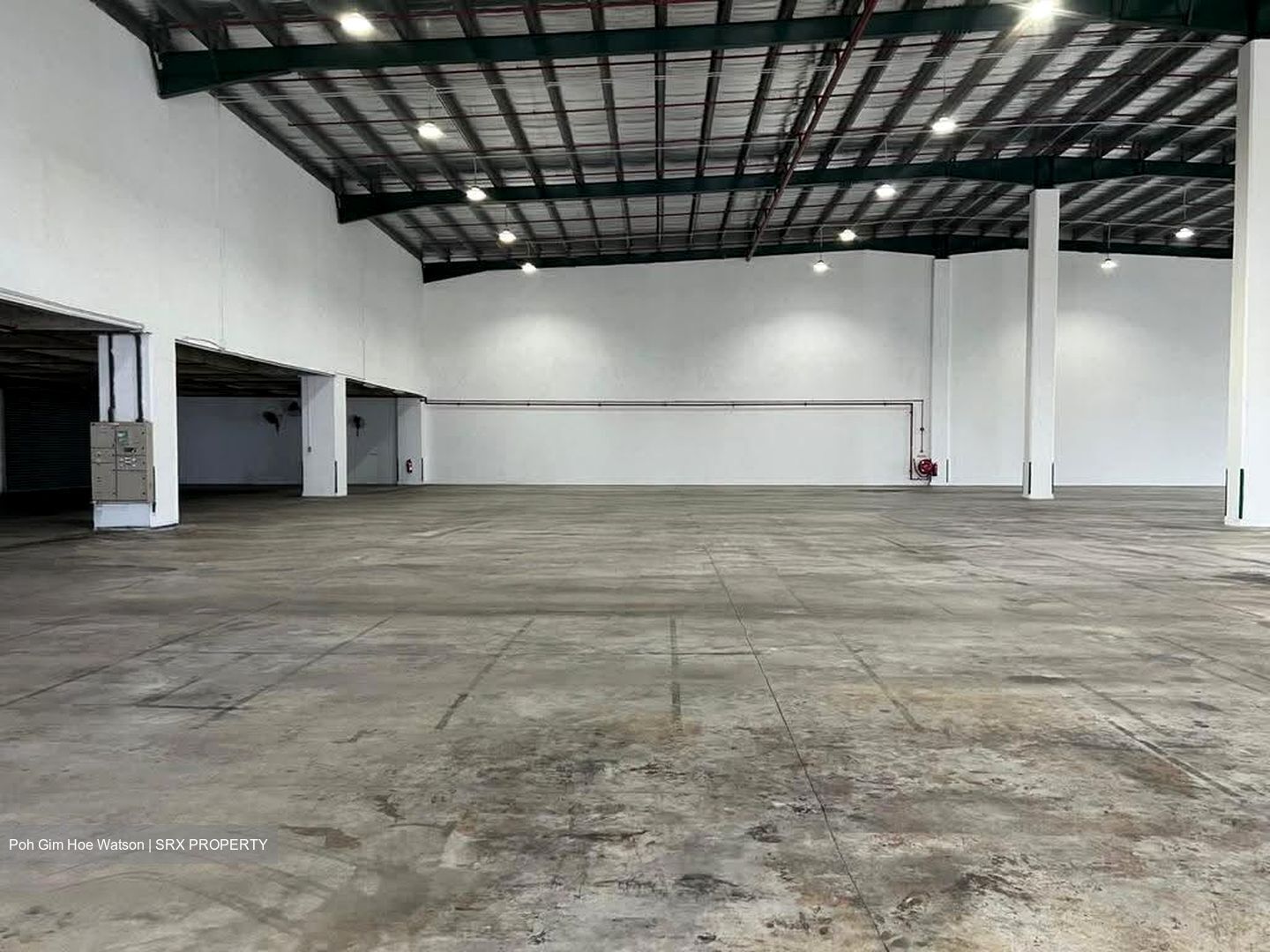 Changi North Way (D17), Warehouse #628774041